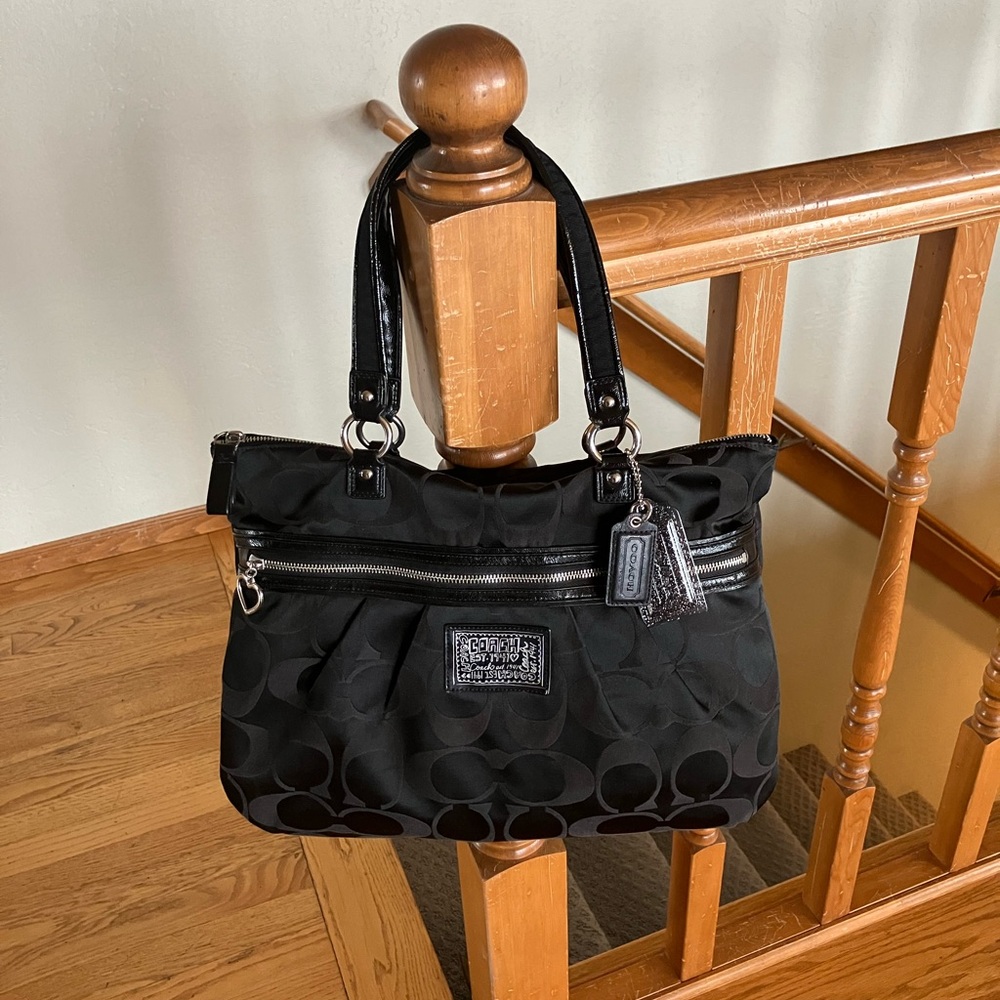 Coach Black poppy signature Shoulder Bag in beautiful used condition! - Picture 2 of 8